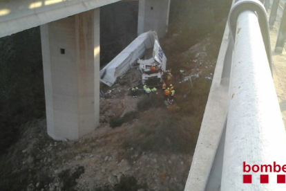 Rescaten un camioner atrapat en el vehicle després de patir una sortida de via