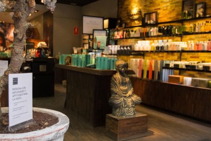 Cartell de la botiga Rituals per cercar un venedor.