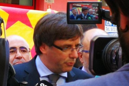 Valls aplaudeix a Puigdemont durant la visita a El Vallenc