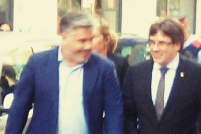 Valls aplaudeix Puigdemont durant la visita a la seu del Vallenc