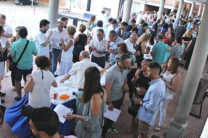 Uns 150 alumnes de l'Institut Compte de Rius es graduen de l'FP Dual