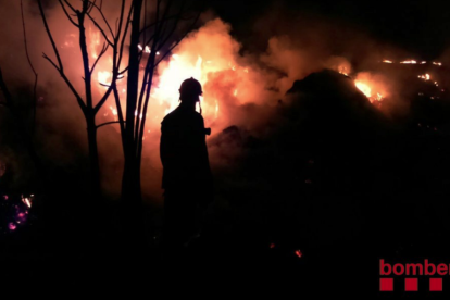 Un incendio quema una gran pila de restos de poda en la Sènia