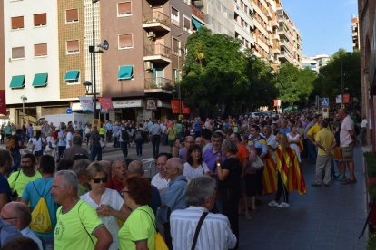 Centenars de persones fan cua per l'acte del Sí al referèndum a la TAP