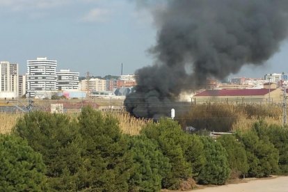 Incendi de vegetació a prop dels polígons Francolí i Entrevies
