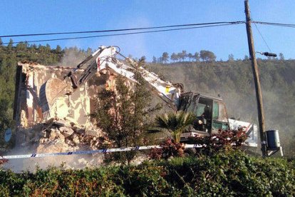 Enderroquen la casa d'Alfara de Carles que els veïns van salvar fa una setmana
