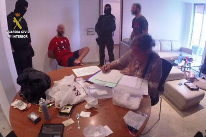 Detingudes vuit persones de dues organitzacions de tràfic de drogues a Reus