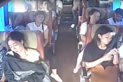 Un autobús ple de passatgers volca al ser envestit per un vehicle