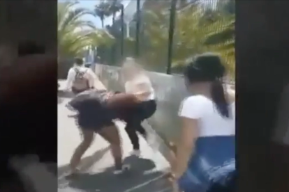 Graven en vídeo l'agressió a una menor quan sortia de l'institut
