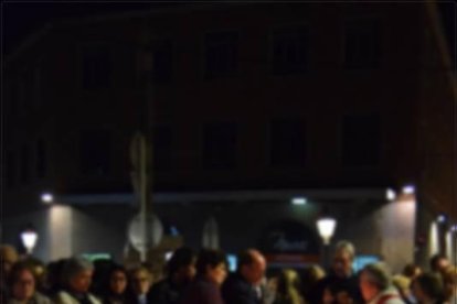 Cinc-centes persones es reuneixen a la Prioral per rebre la Creu de Lampedusa