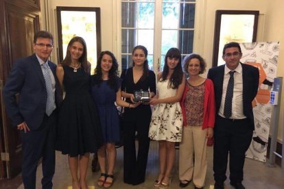 Cuatro alumnas de la Escola Maria Corina, premiadas por un trabajo sobre el uso de la imagen en los centros eductius