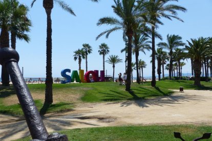 S'instal·len a Salou unes lletres gegants amb el nom del municipi