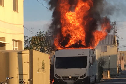 Una caravana se incendia en Deltebre