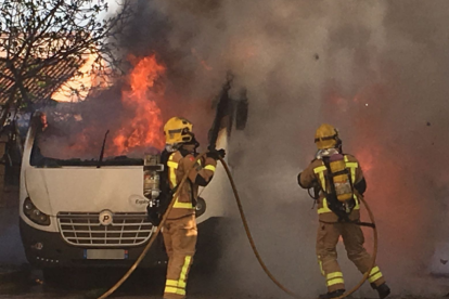 Una caravana se incendia en Deltebre