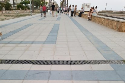 Cunit instal·la plaques de quilometratge al Passeig Marítim per a fer esport