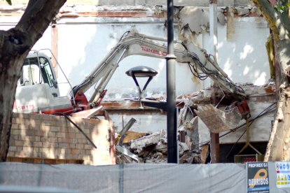 El derribo del edificio deja ver el esqueleto del antiguo cine Palace