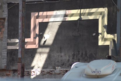 El derribo del edificio deja ver el esqueleto del antiguo cine Palace