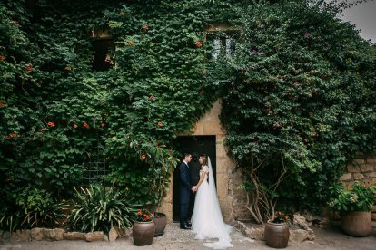 Telva se hace eco de la boda del expiloto tarraconense Joan Olivé en Tamarit