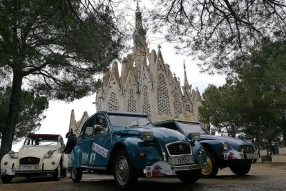Una trobada reuneix 2CV d'arreu d'Espanya per celebrar la calçotada a Valls