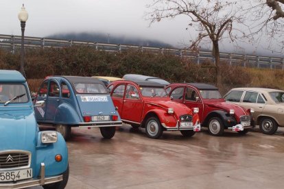 Una trobada reuneix 2CV d'arreu d'Espanya per celebrar la calçotada a Valls