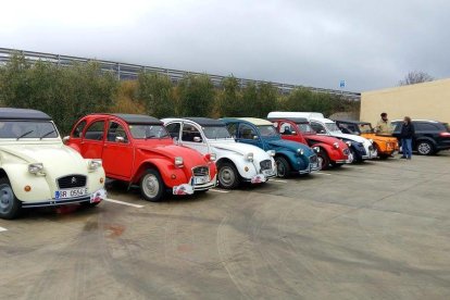 Una trobada reuneix 2CV d'arreu d'Espanya per celebrar la calçotada a Valls