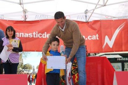 Merino entrega obsequios a los ganadores del concurso de dibujo por el 50º aniversario del Juan XXIII