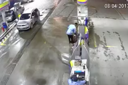 Las cámaras de seguridad de una gasolinera captan la explosión de un coche