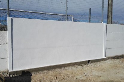 Equipen amb gas natural el camp de futbol de la Floresta i reparen el mur