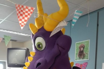 Los niños pudieron abrazar el Drac Artcai y jugar con él.