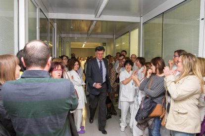 Más de 100 trabajadores del Sant Joan reciben a los gestores del hospital con gritos