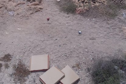 El Ayuntamiento desbroza las rocas de la playa cada dos semanas