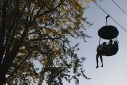 Salvan a una adolescente que había quedado colgada de una atracción a 8 metros de altura