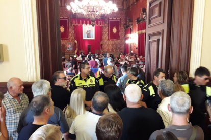 La Sala de Plenos se llena de independentistas que reclaman que quieren votar