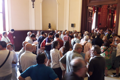 La Sala de Plenos se llena de independentistas que reclaman que quieren votar