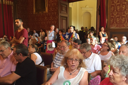 La Sala de Plenos se llena de independentistas que reclaman que quieren votar