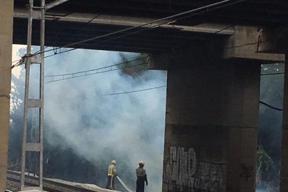 Incendio de matorrales en el polígono Entrevías