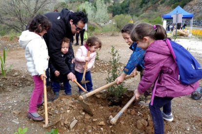 Mig miler de selvatans celebren la festa de l'arbre estrenant l'ampliació del camí del Rec
