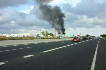 Quema una caseta de madera en la T-11 en Reus
