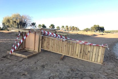 El temporal tomba les torres de vigilància de la Platja Llarga