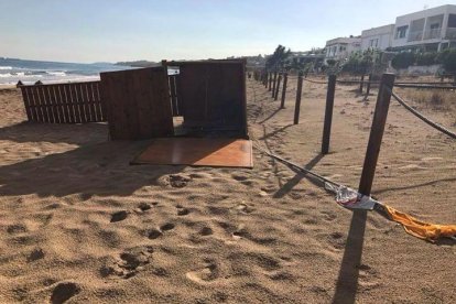El temporal tomba les torres de vigilància de la Platja Llarga