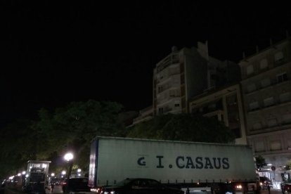 Un camión de gran tonelaje queda atascado en la Rambla Nova a la altura del Balcó del Mediterrani