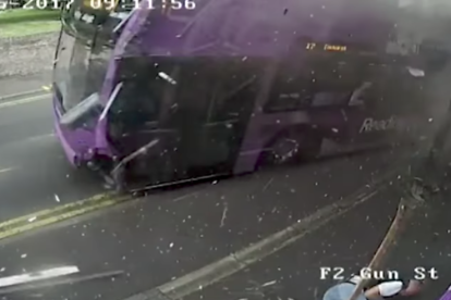 Un home atropellat per un autobús s'aixeca com si no hagués passat res i se'n va al bar