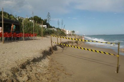 Senyalitzen el gran esglaó de la platja del Francàs per evitar incidents