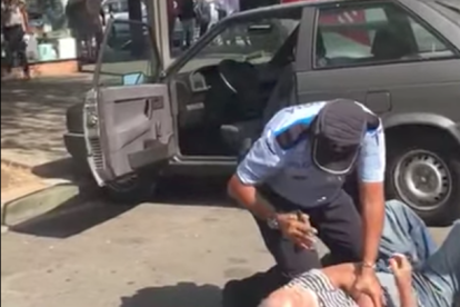 Investiguen l'actuació d'un agent que va reduir un home gran a terra