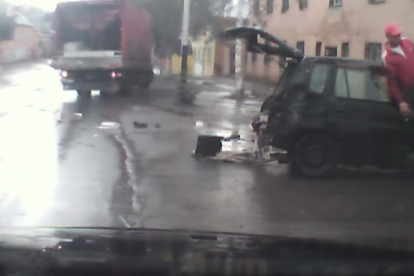 Graba el accidente de un vehículo que acaba 'volando' por encima de otro