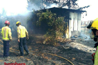 Un incendi crema 500 metres quadrats de vegetació a la Canonja