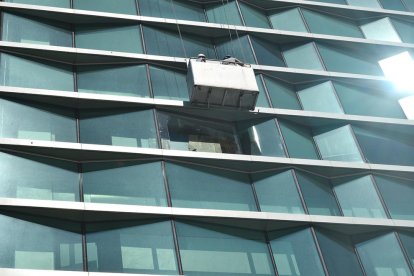 El Corte Inglès fa caure de manera controlada un vidre exterior de la façana