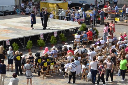Bailes y actuaciones de varias entidades dan el pistoletazo de salida a la Fiesta de las Personas Mayores