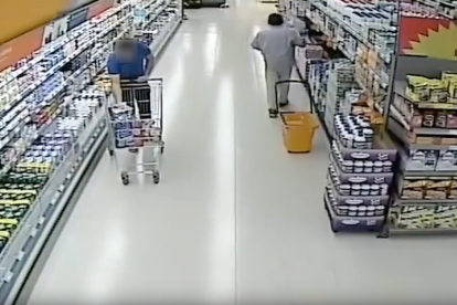 Pillan al ladrón que robaba jamones de un supermercado escondiéndolos en sus pantalones