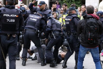 Els dubtes de la policia espanyola a l'hora de carregar l'1-O per la resistència pacífica