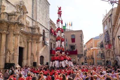 Els castells sense folre protagonitzen la diada de Santa Teresa del Vendrell